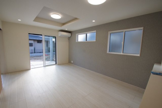 【居間・リビング】 | 【仲介手数料無料！！】府中市四谷2丁目　新築戸建て（全5棟）3号棟　5730万円 | LDK16帖、照明付き