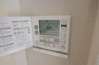 【発電・温水設備】 | 【仲介手数料無料！！】府中市四谷2丁目　新築戸建て（全5棟）3号棟　5730万円 | リビング、TESガス温水式床暖房