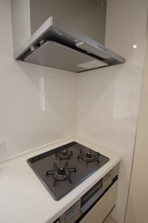 【キッチン】 | 【仲介手数料無料！！】府中市四谷2丁目　新築戸建て（全5棟）3号棟　5730万円 | フラット型レンジフード