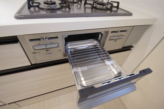 【キッチン】 | 【仲介手数料無料！！】府中市四谷2丁目　新築戸建て（全5棟）3号棟　5730万円 | グリル