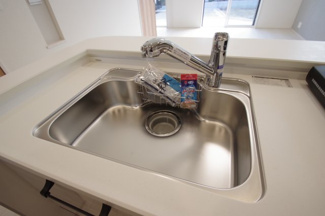 【キッチン】 | 【仲介手数料無料！！】府中市四谷2丁目　新築戸建て（全5棟）3号棟　5730万円 | 浄水器付き水栓