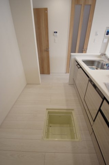 【キッチン】 | 【仲介手数料無料！！】府中市四谷2丁目　新築戸建て（全5棟）3号棟　5730万円 | 床下収納