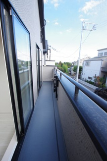 【バルコニー】 | 【仲介手数料無料！！】府中市四谷2丁目　新築戸建て（全5棟）3号棟　5730万円 | 南バルコニー