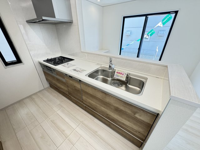 アイタウン前橋市駒形町　新築住宅のキッチン|人気のカウンターキッチン採用です☆
コンロも３口ご用意しています！調理スペースも広くストレスなくお料理できます。
浄水器つきなので美味しいお水も飲めますよ♪
収納も沢山ご用意しています。