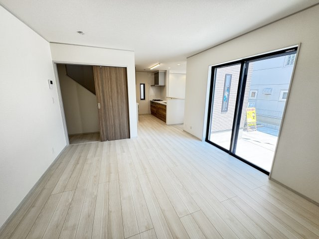 アイタウン前橋市駒形町　新築住宅の居間・リビング|人気の対面式キッチンを配した空間はお好みの家具も合わせやすく、家族がくつろぐ快適な空間造りをサポート。窓からは明るい陽光が差し込みます。