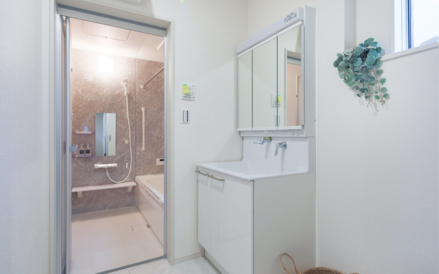 アイタウン前橋市駒形町　新築住宅の独立洗面台|洗面台には収納スペースもあり洗面室もすっきり片付きますよ！