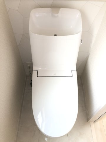 アイタウン前橋市駒形町　新築住宅のトイレ|2階トイレです。清潔感のある白を基調としています。