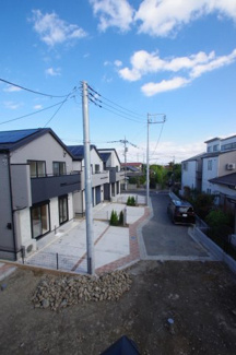 【前面道路含む現地写真】 | 外構は施工中となります。