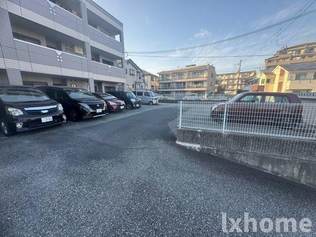 カサ・フィエスタの駐車場|車をお持ちの方に嬉しい駐車場付きの物件です