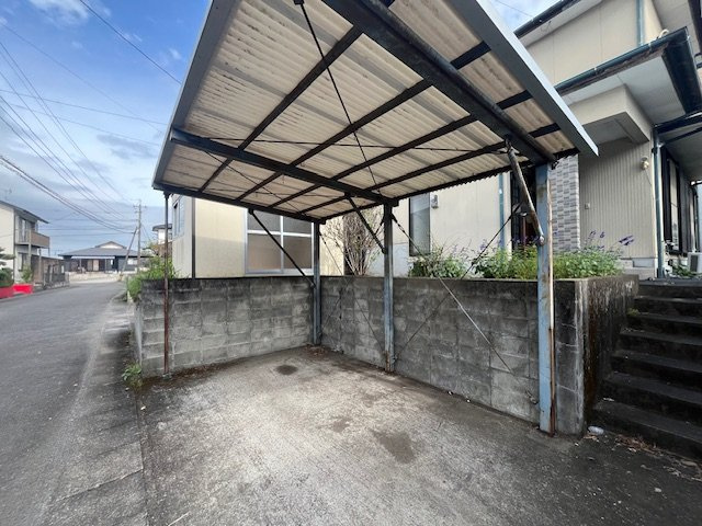 都城市金田町の中古一戸建の駐車場