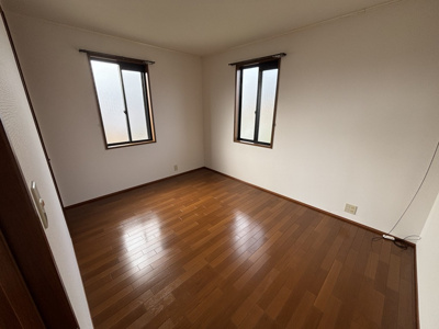 【寝室】 | ハイマート | 北側洋室です。窓が２か所あり明るい室内です。