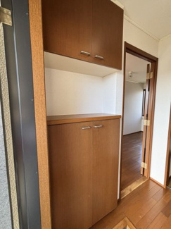 【玄関】 | ハイマート | 上下に分かれたシューズボックスがある玄関です。