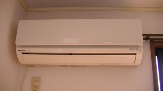 【設備】 | ハイマート | リビングにエアコンが付いています。