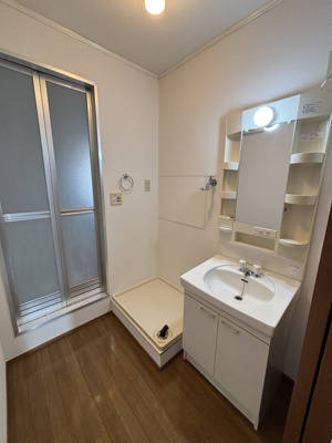 【独立洗面台】 | ハイマート | シャンプードレッサーと隣に室内洗濯機置き場があります。