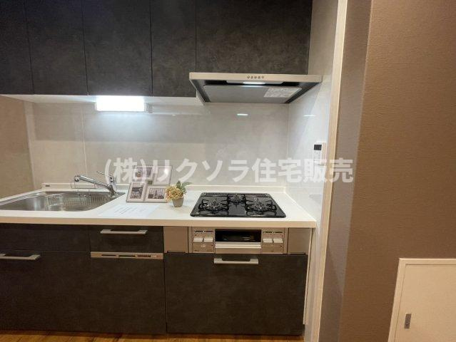 ライオンズマンション枚方のキッチン|ビルトイン3口コンロ
■物件内覧・資金計画相談・住宅ローン相談、リフォーム相談、お問合せ受付中■
※当日・翌日のご内覧、ご相談はお電話でのお問合せがスムーズです！