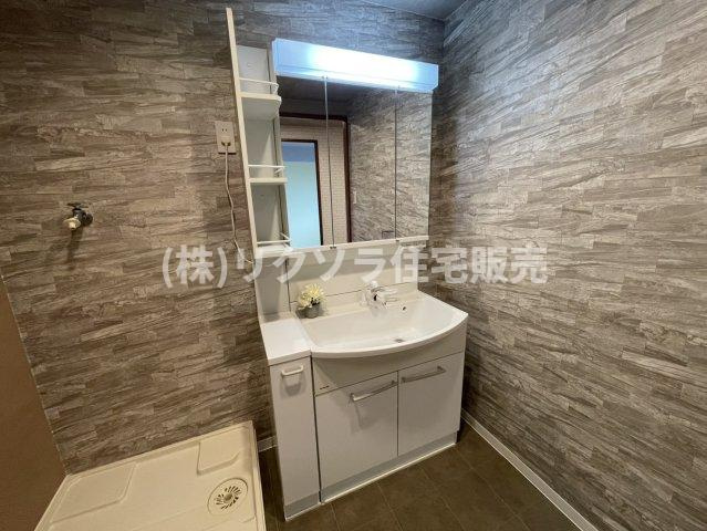 ライオンズマンション枚方の独立洗面台|三面鏡付き独立洗面台
■物件内覧・資金計画相談・住宅ローン相談、リフォーム相談、お問合せ受付中■
※当日・翌日のご内覧、ご相談はお電話でのお問合せがスムーズです！