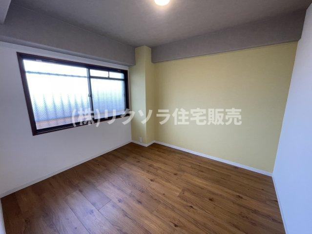 ライオンズマンション枚方の洋室|洋室4.8帖
■物件内覧・資金計画相談・住宅ローン相談、リフォーム相談、お問合せ受付中■
※当日・翌日のご内覧、ご相談はお電話でのお問合せがスムーズです！