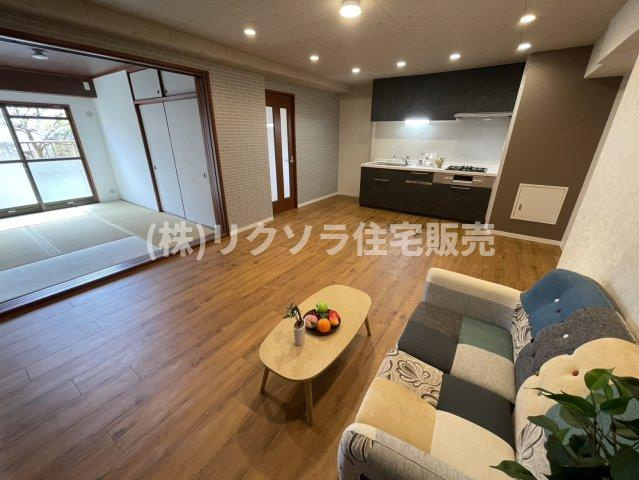 ライオンズマンション枚方の居間・リビング|LDK13.3帖
■物件内覧・資金計画相談・住宅ローン相談、リフォーム相談、お問合せ受付中■
※当日・翌日のご内覧、ご相談はお電話でのお問合せがスムーズです！