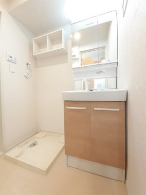 【洗面所】 | ティ・シュティル　都町 | 明るい洗面所です