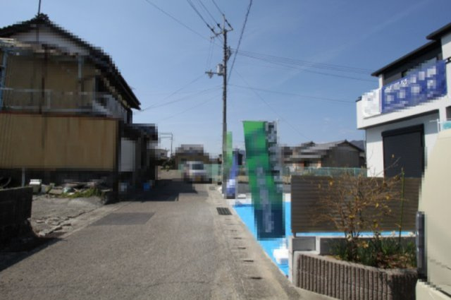 土佐市高岡町甲　2号棟　新築戸建（全2区画）の前面道路含む現地写真|前面道路　南側　幅4.2ｍ　公道　接面8.2ｍ