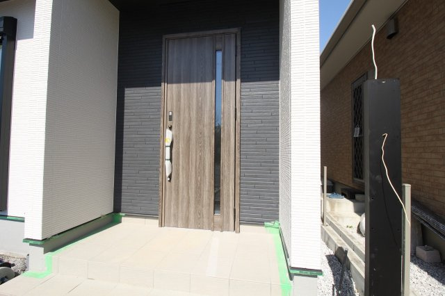 土佐市高岡町甲　2号棟　新築戸建（全2区画）の玄関