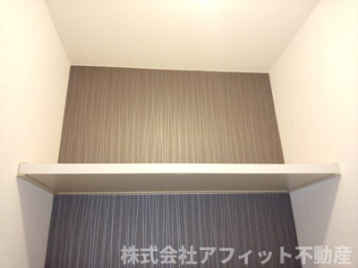 【その他】 | メゾンティアラ A棟 | トイレ収納棚