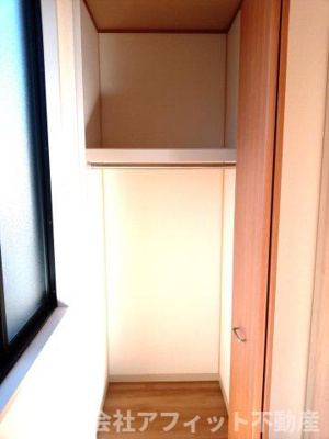 【その他】 | メゾンティアラ A棟 | 洋室5.9帖の収納