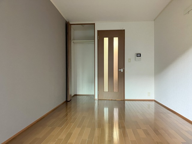 フジハイツの居間・リビング|綺麗なフローリングのお部屋