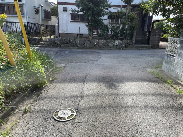 柳橋1065-11中古戸建の前面道路含む現地写真