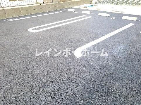 シャイニープレイスの駐車場