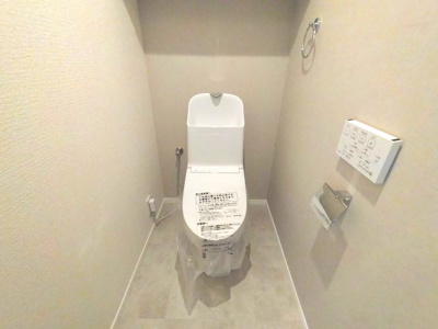 【トイレ】 | ライオンズヴィアーレ鹿山A棟 | 潔感あふれるシンプルで機能的なトイレです。温水洗浄便座付きで毎日を快適に過ごせます。
