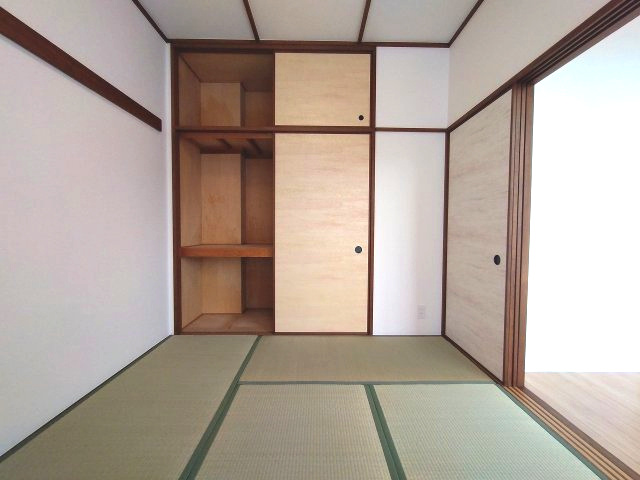 ライオンズヴィアーレ鹿山A棟の和室|フローリングの床に比べて柔らかく転んでも痛くなりにくいのでお子様の遊び場としてご利用いただけるだけでなく、遊び時間からお昼寝時間への動線がスムーズになります♪
