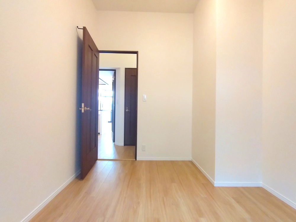 ライオンズヴィアーレ鹿山A棟の洋室|5.3帖の洋室。コンパクトなお部屋ですが窓や収納があるので快適に過ごせます。