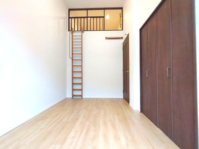 【洋室】 | ライオンズヴィアーレ鹿山A棟 | 落ち着いた色合いのフローリングと清潔感のある白い壁が、どんな家具とも調和し自分好みの空間づくりを可能にします。