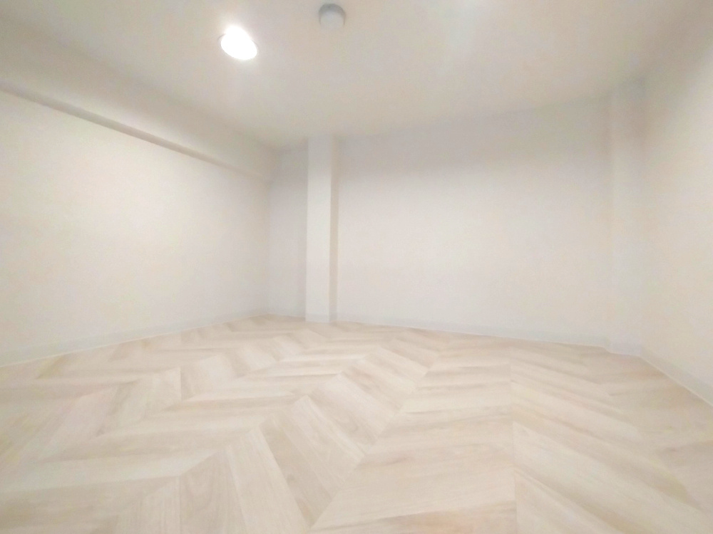 ライオンズヴィアーレ鹿山A棟のその他|ロフト　集中して作業できる秘密基地のような空間です。ローテーブルや座椅子横向きに置ける収納などが活用できます！