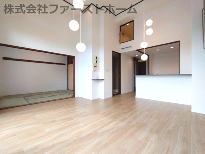 【居間・リビング】 | ライオンズヴィアーレ鹿山A棟 | 落ち着いた色合いのフローリングとどんなインテリアにも合わせやすいシンプルな壁面。お好みの家具を置いてあなただけの理想の空間がつくれます。