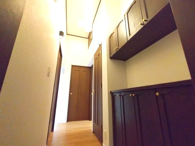 ライオンズヴィアーレ鹿山A棟の玄関|収納が完備されているのでご家族の靴がスッキリ片付きます。
家の顔となる部分なので綺麗な状態でお客様を迎えられるのは嬉しい要素です♪
