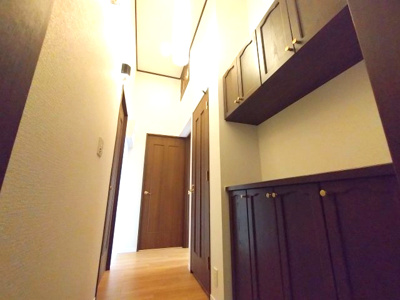 【玄関】 | ライオンズヴィアーレ鹿山A棟 | 収納が完備されているのでご家族の靴がスッキリ片付きます。
家の顔となる部分なので綺麗な状態でお客様を迎えられるのは嬉しい要素です♪
