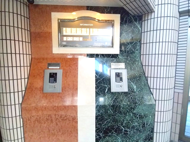 ライオンズヴィアーレ鹿山A棟の防犯設備|居住者の安心を守るオートロック付きの集合エントランスです。来訪者をしっかり確認でき日々の暮らしに安心感をもたらします。