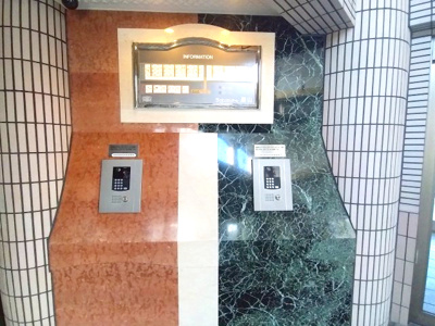 【防犯設備】 | ライオンズヴィアーレ鹿山A棟 | 居住者の安心を守るオートロック付きの集合エントランスです。来訪者をしっかり確認でき日々の暮らしに安心感をもたらします。