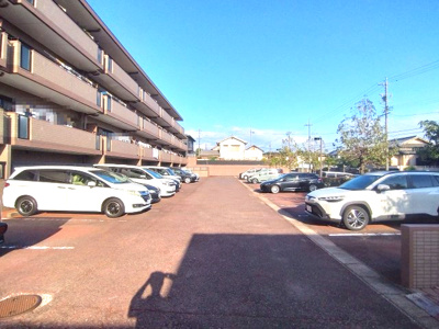 【駐車場】 | ライオンズヴィアーレ鹿山A棟 | 敷地内駐車場　ご都合のよろしい日時に現地をご案内させて頂きます！是非、お問い合わせお待ちしております!!