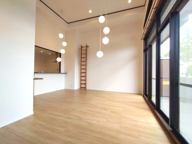 ライオンズヴィアーレ鹿山A棟の居間・リビング|大きな窓からたっぷりの光が差し込むリビングは、ご家族の団らんにぴったりの開放的な空間です。