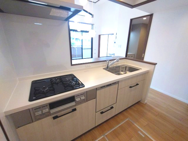 ライオンズヴィアーレ鹿山A棟のキッチン|対面式のシステムキッチンはご家族とコミュニケーションをとりながら家事ができます！
大きいシンクでは食器もストレスなく洗え、3口コンロでは要領よくお料理も可能です！
