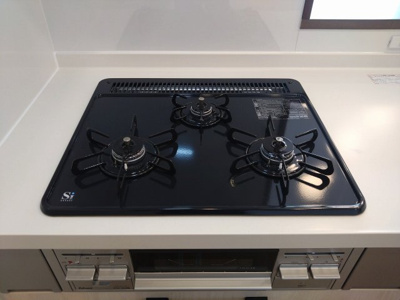 【キッチン】 | ライオンズヴィアーレ鹿山A棟 | 調理の効率を格段に上げる3口ガスコンロを搭載。同時に複数の料理が手際よく進められ、忙しい毎日をサポートします。