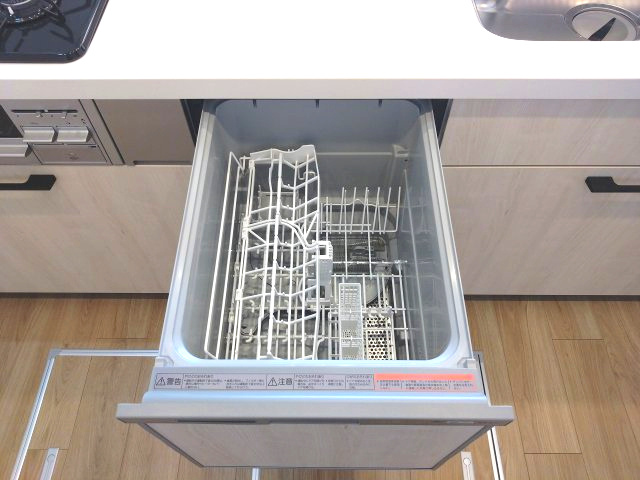 ライオンズヴィアーレ鹿山A棟のキッチン|食器洗浄乾燥機は高温洗浄により、手洗いよりも高い洗浄力と除菌効果が期待できます！