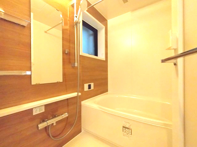 ライオンズヴィアーレ鹿山A棟の浴室|木目調のパネルがアクセントとなっており明るさを保ちつつ落ち着いた雰囲気のある浴室。広々とした浴槽で1日の疲れもリフレッシュできるだけでなくお子様と一緒に入浴も楽しめます！