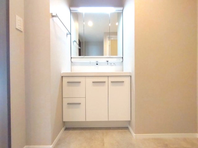 【独立洗面台】 | ライオンズヴィアーレ鹿山A棟 | 三面鏡の後ろの収納には化粧品などがしまえてスッキリ片付きます！
