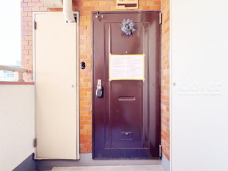 【その他共用部分】 | 皆様をお迎えする、お部屋の玄関ドア。開けやすさや開放角度、ドアノブの操作しやすさや鍵の形状などを、現地で一度ご確認ください。～即日のご見学可能～　お問合せはお気軽にどうぞ。
