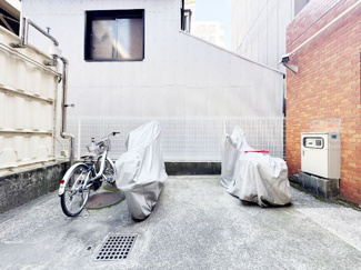 【駐車場】 | バイク置き場。空き区画の有無や駐輪料金、サイズおよび排気量規定などについては、改めてお問い合わせください。～即日のご見学可能～　お問合せはお気軽にどうぞ。
