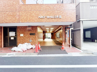【エントランス】 | お客様を、そして住人を出迎えてくれるマンションのエントランス。ゴミが落ちていないことからも、管理状態の良さや住民の節度の高さが見て取れます。～即日のご見学可能～　お問合せはお気軽にどうぞ。
